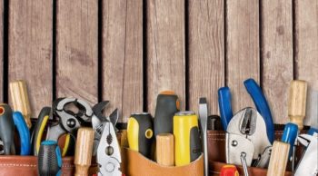 different tools on a table as a symbol for the ten content creation tools
